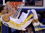 开云足球直播-霍勒迪末节封神！尼克斯窒息式防守连续得分压制湖人