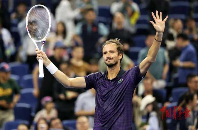 包含西班牙网球队爆冷世界网球队，梅德韦杰夫惊艳世界的词条