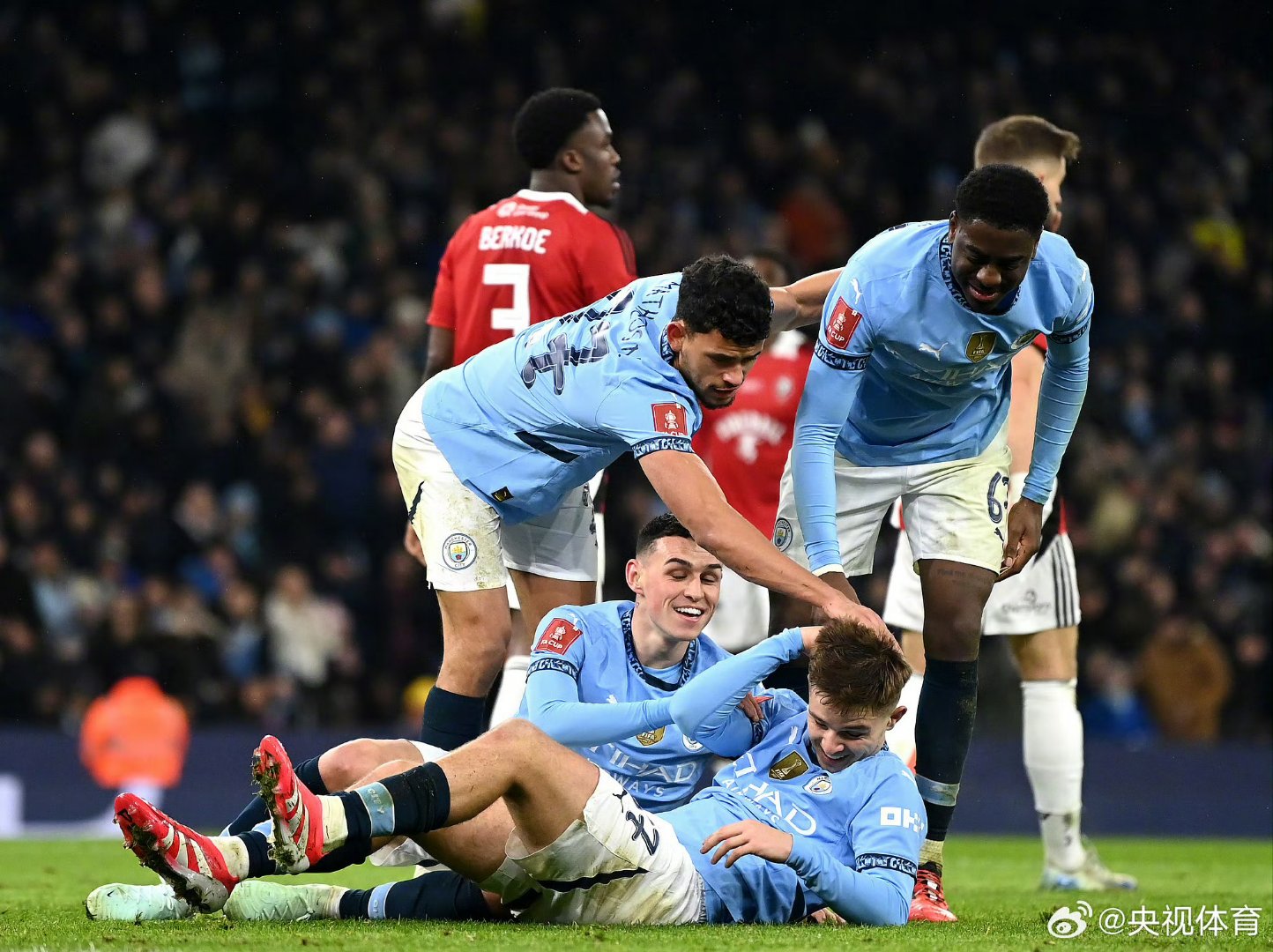 荷兰险胜曼城，弗拉霍维奇统治全场