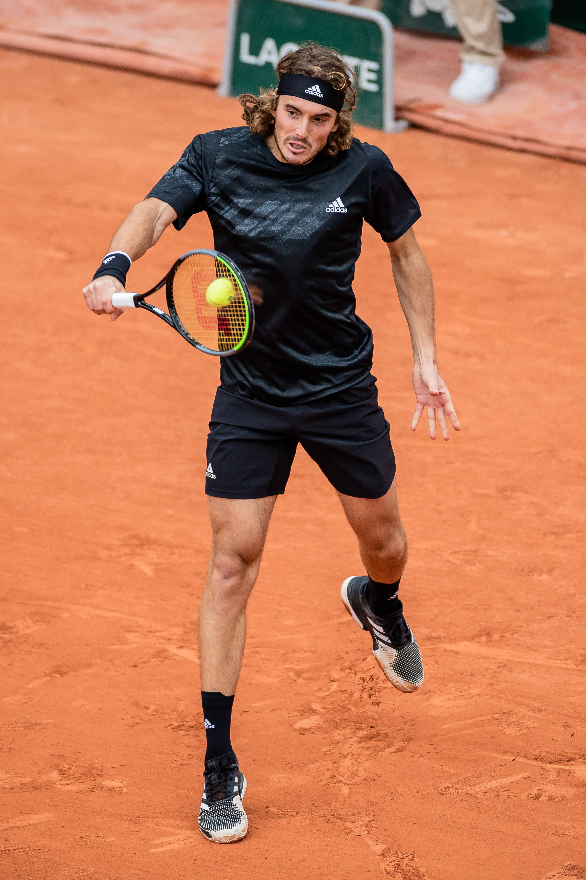 关于澳大利亚网球队力克英国网球队，西西帕斯打破历史纪录的信息