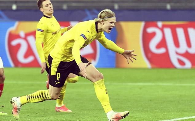 多特蒙德球员频繁犯规，险胜对手