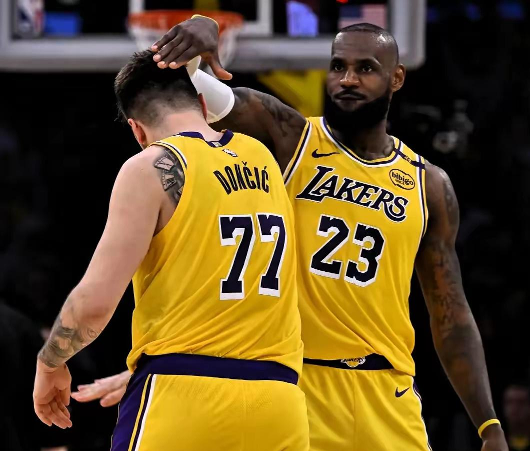 关于詹姆斯独揽三双数据，带领湖人轻取对手的信息
