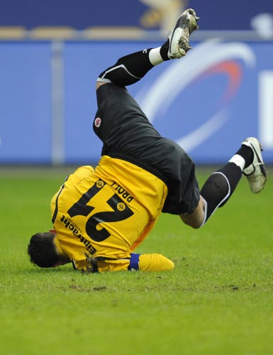 斯图加特在客场力克汉诺威，取得重要胜利的简单介绍