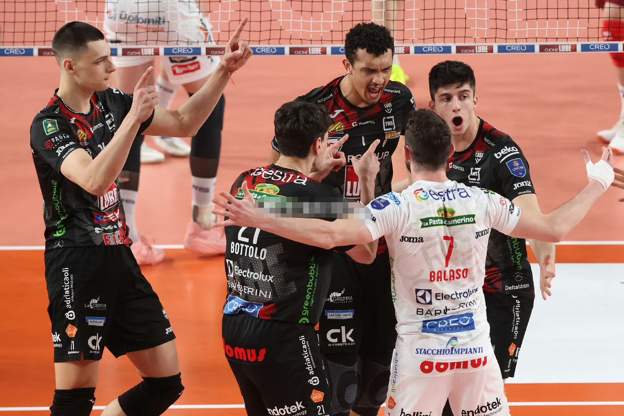 包含意大利代表团争分夺秒，勇夺冠军的词条