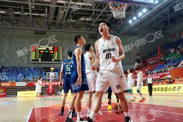 江苏男篮展现超强团队合作精神，实现连胜开局的简单介绍