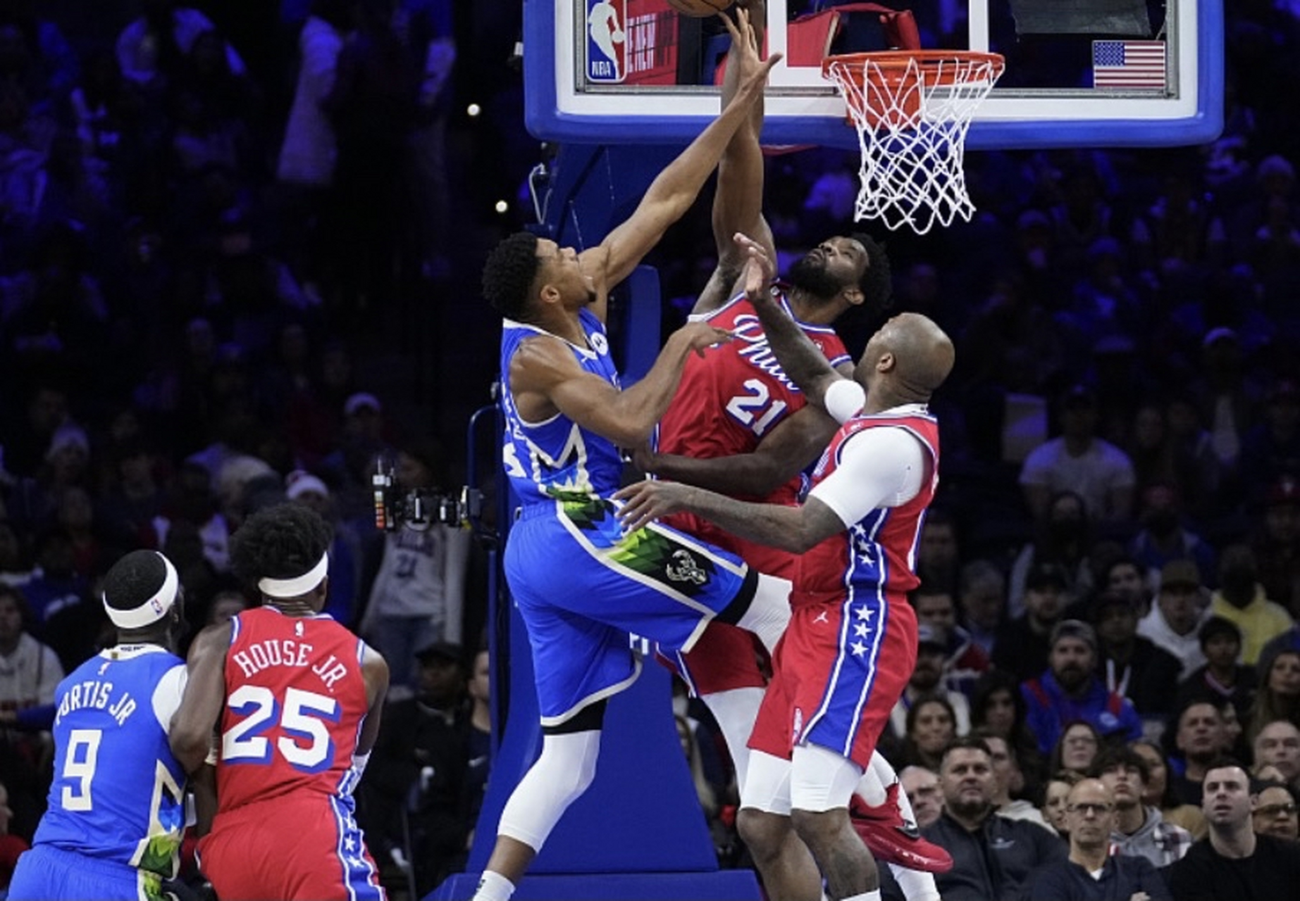 包含山东队完胜雄鹿，恩比德关键制胜的词条