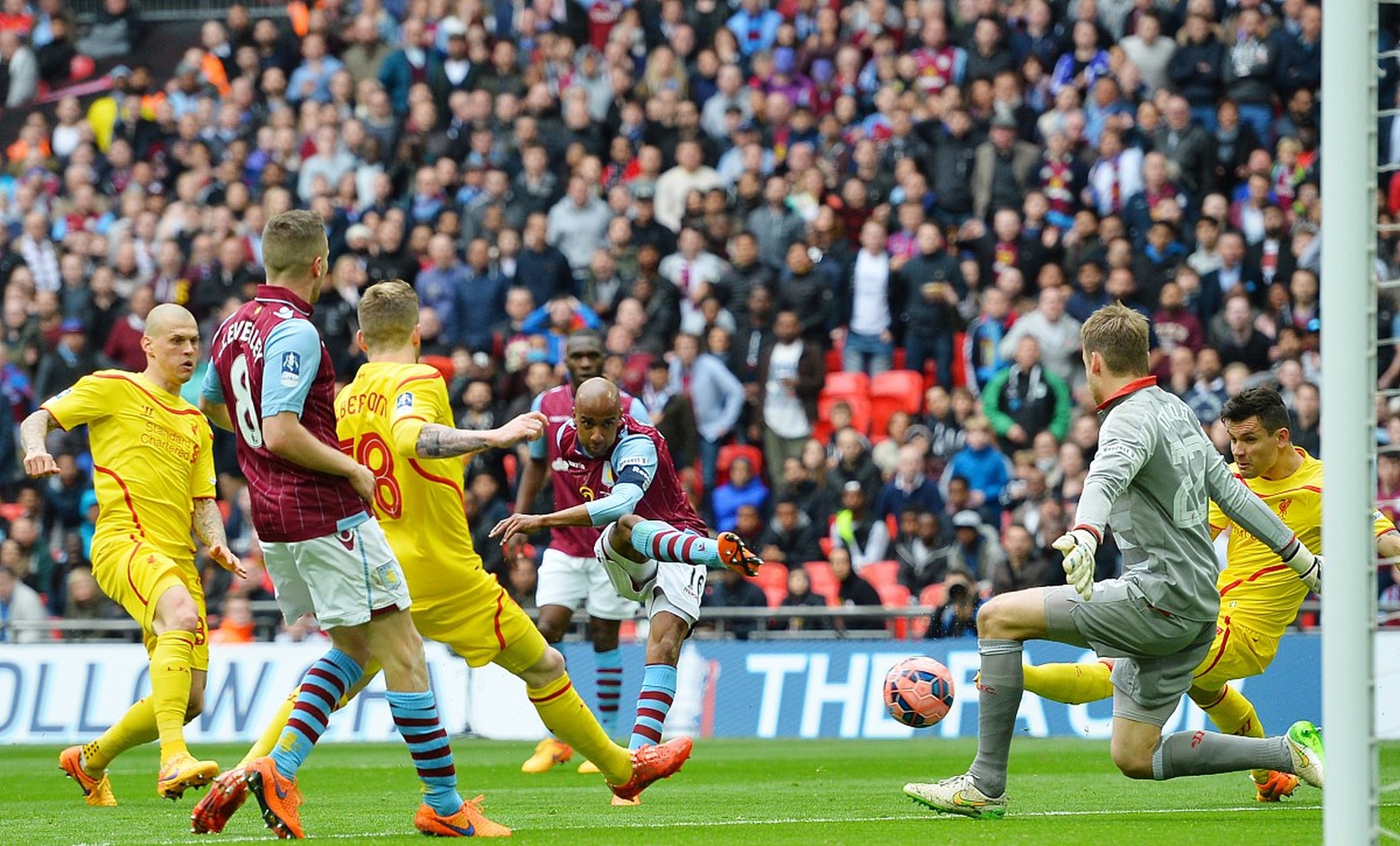 激情之夜：足球赛场上的精彩瞬间让人难忘的简单介绍