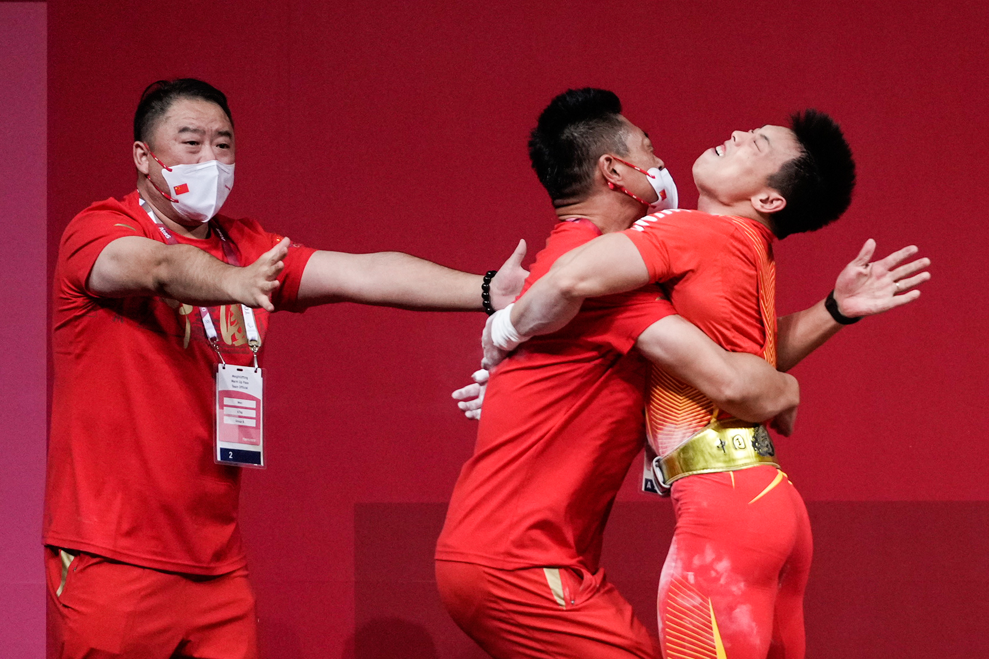 关于比赛结束后球员热情拥抱，庆祝胜利的信息